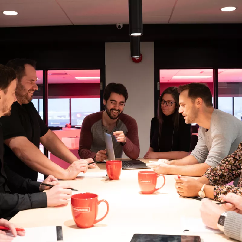 Empleados de InnovMetric platicando en las oficinas centrales en Quebec, Canadá.